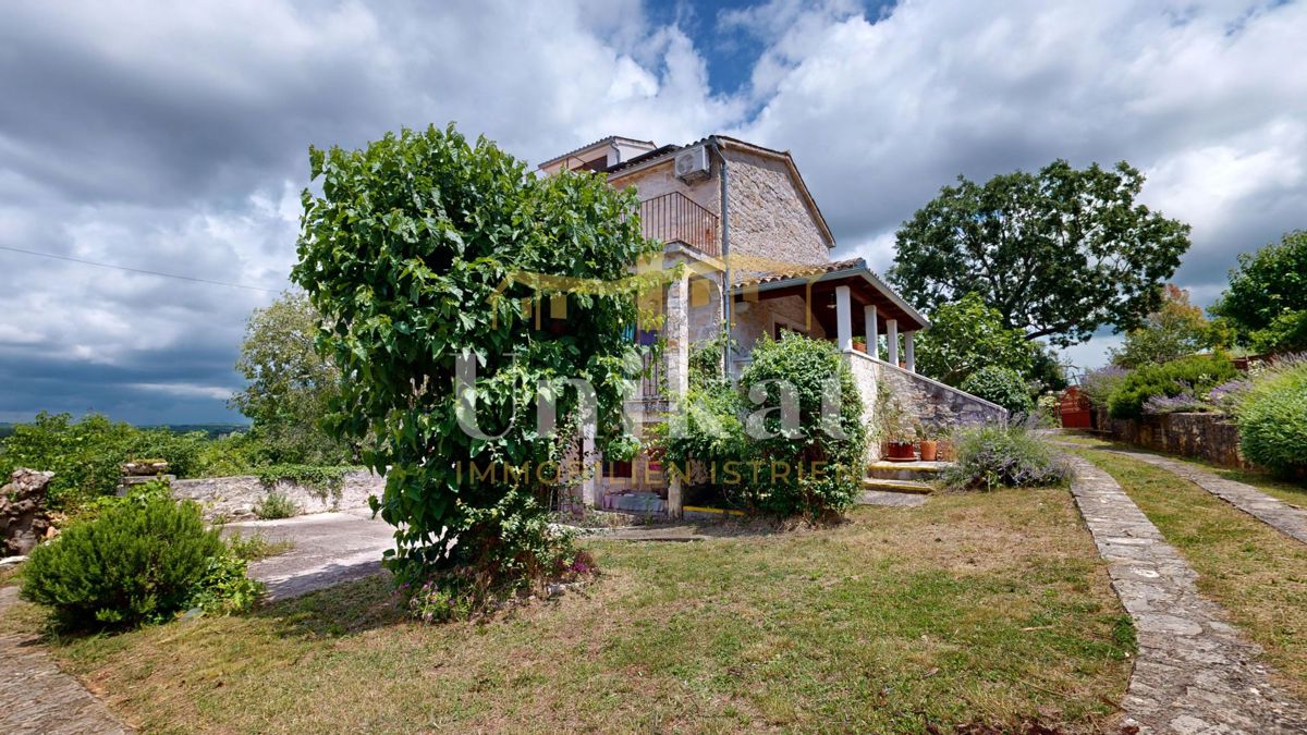 Renovirana kamnita hiša s bazenom